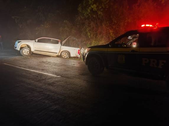 Motorista de 31 anos conduzia uma caminhonete S10 quando perdeu o controle do veículo e colidiu contra pedras na chamada ''Curva das Pedras''