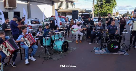 Último dia da feira reuniu literatura, música e integração comunitária, consolidando o evento como um espaço de incentivo à leitura e à cultura em Três de Maio