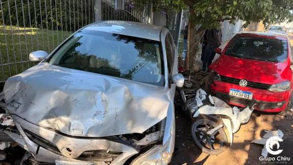 Homem roubou uma Toyota Hilux mediante ameaça com simulacro de arma de fogo e provocou colisões durante a fuga; ninguém ficou ferido