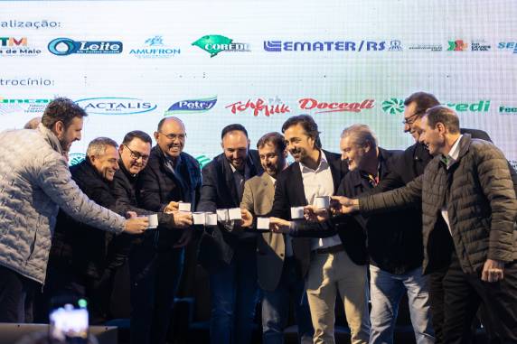 Evento reuniu produtores, lideranças e entidades regionais para debater o futuro da cadeia leiteira, fortalecer o setor e lançar o Concurso Produtor de Leite Destaque AMUFRON.