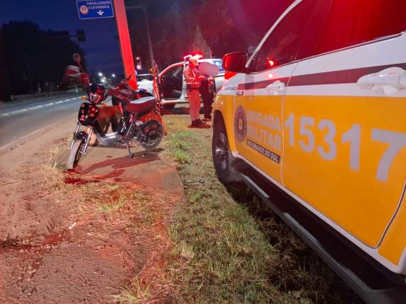 Condutora da moto foi socorrida pelo SAMU e encaminhada ao hospital após colisão no bairro 15 de Novembro