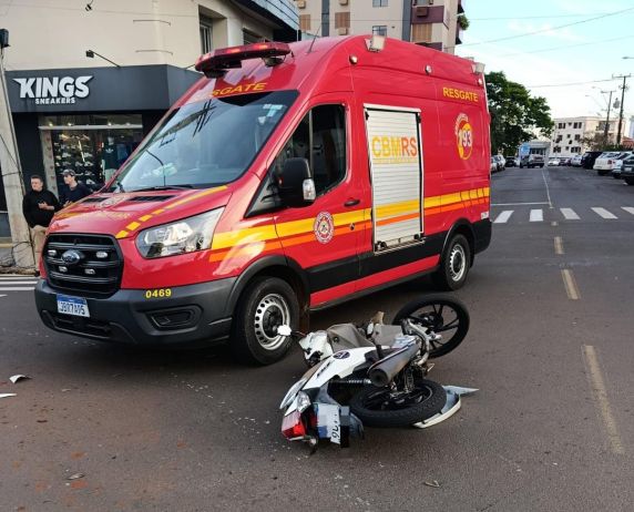 Colisão entre motocicleta Biz e caminhonete D-20 ocorreu no cruzamento da Avenida América com a Rua Santos Dumont; vítima foi socorrida pelos bombeiros e encaminhada à UPA