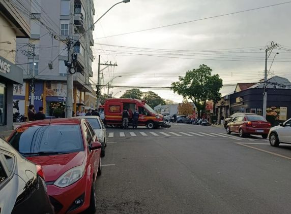 Colisão entre motocicleta Biz e caminhonete D-20 ocorreu no cruzamento da Avenida América com a Rua Santos Dumont; vítima foi socorrida pelos bombeiros e encaminhada à UPA