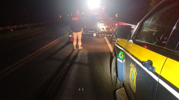 Colisão frontal entre motocicleta e caminhonete ocorreu na noite desta quarta-feira (3), próximo à ponte do Urubucaru; duas pessoas que estavam na moto morreram no local e as causas do acidente serão investigadas pela PRF.