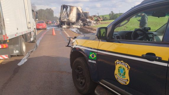 Veículo transportava carga de Santa Catarina para a Argentina e teve perda total; ninguém ficou ferido