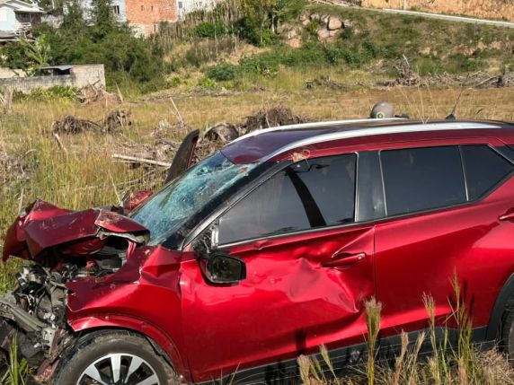 Suspeito atacou a ex-companheira com golpes de faca após provocar colisão de trânsito; vítima está em estado grave
